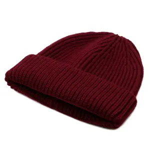 Gemütliche burgunderrote Strickmütze mit klassischer Rippenstruktur für den Winter.