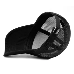 Gorra de béisbol trucker de malla negra transpirable con correa trasera ajustable