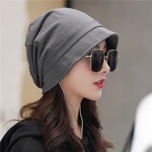 Elegante berretto grigio da donna con tesa corta, cappello a secchiello autunnale