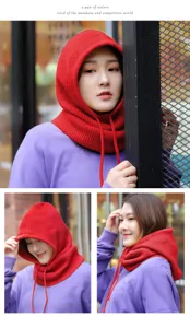 Roter Strickschal mit Kapuze und Sturmhauben-Design für Winterwärme und Windschutz.