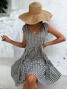 Elegante abito a trapezio a quadretti con scollo a V, fiocchi sulle spalle e cappello