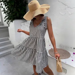 Elegante abito a trapezio a scacchi bianchi e neri con scollo a V e spalline con fiocco