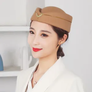 Chapeau d'hôtesse de l'air camel élégant avec bordure dorée pour spectacles professionnels