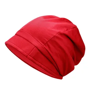 Berretto slouchy rosso vivace da donna con un design minimalista a tesa corta.