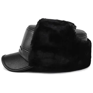 Klassische schwarze Leder Wintermütze mit warmen dicken Ohrenklappen aus Pelz