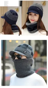 Nahaufnahme von Winter-Strickmütze und Halstuch-Set mit Fleece-Futter für Damen und Herren.