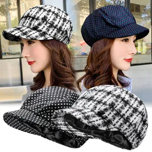 Modieuze geruite newsboy-petten voor dames voor warmte in de herfst en de winter