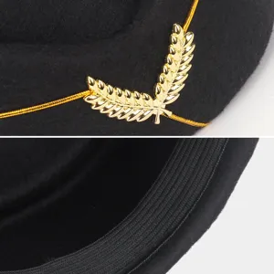 Détails du béret de performance en feutre de laine noir avec emblème de feuille d'or