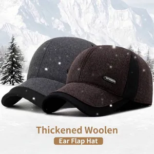 Dicker warmer Woll-Baseballcap für Herren mit winterlichem Ohrenschutz im Schnee