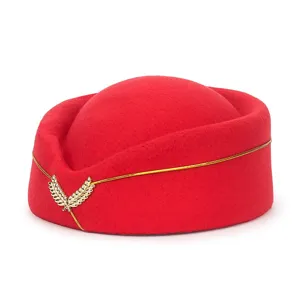 Chapeau d'hôtesse de l'air élégant en laine rouge avec badge feuille d'or et liseré