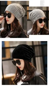 Detalle de gorro estilo beanie vintage para mujer en colores gris y negro.