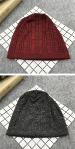 Gorros de punto retro para mujer en rojo vino y gris antracita con textura de rayas