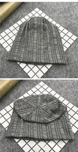 Vista detallada de la construcción superior y la textura acanalada de este gorro gris