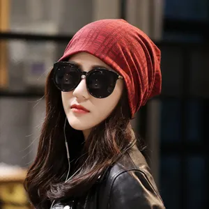 Gorro vintage rojo de moda para mujer, ideal para el estilo urbano y el ejercicio físico.
