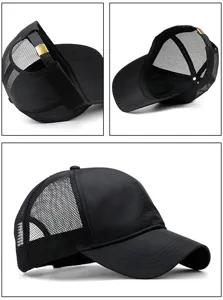 Vista dettagliata del cappellino trucker in mesh nero con fibbia dorata regolabile.