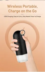 Tragbare elektrische Mini-Kaffeemühle in der Hand gehalten mit kompaktem Design und USB