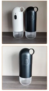 Nahaufnahme der tragbaren Mini-Kaffeemühle mit Keramikmahlwerk in Schwarz und Weiß
