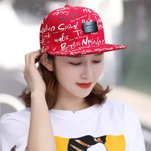 Rode hiphop-honkbalpet met platte rand, witte graffiti-print en zwart patchdetail