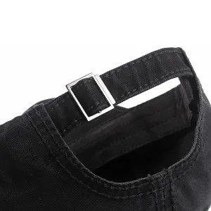 Dettaglio posteriore di un cappellino da baseball nero in cotone con fibbia in metallo argento.