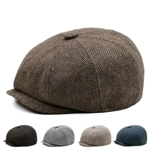 Béret rétro à chevrons pour enfants dans un style classique britannique élégant.