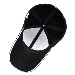 Vista interna di un berretto da baseball nero in cotone con piping bianco per uomo
