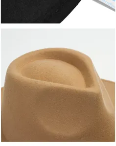 Primer plano de la corona de un sombrero de fieltro camel con diseño en forma de corazón