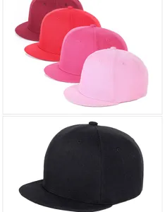 Gedetailleerd overzicht van verschillende kleuren effen hiphop baseballcaps met platte rand