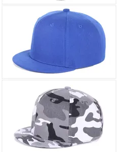 Selectie van snapback-baseballpetten met platte rand in effen blauw en camouflagepatroon