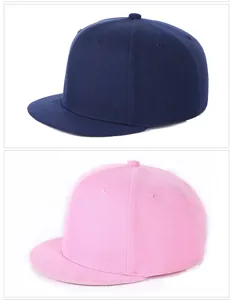 Gedetailleerde vergelijking van marineblauwe en lichtroze baseballpetten met platte rand