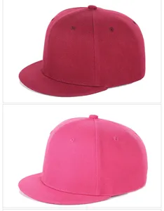 Detail van twee varianten van baseballpetten met korte platte rand in bordeaux en roze