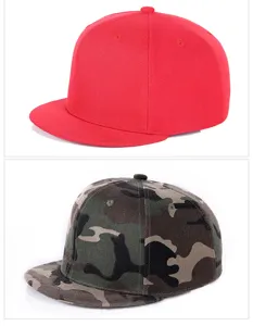 Detailweergave van modieuze snapback petten met korte klep in rood en camouflage