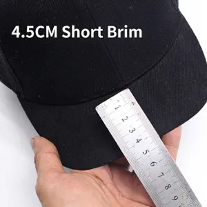 Cappellino da baseball traspirante in rete nera con tesa corta misurata di 4,5 cm per la protezione.
