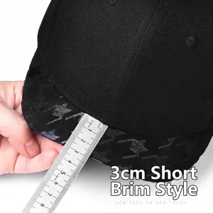 Gros plan d'une casquette de baseball noire à bord court avec mesure de 3 cm