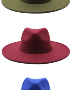 Vista detallada de sombreros fedora de fieltro de ala ancha en burdeos, verde y azul
