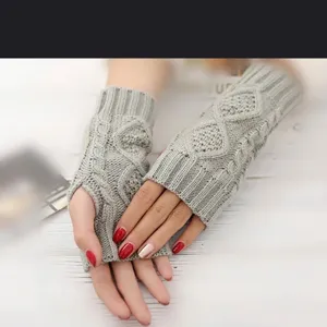 Graue fingerlose Strickhandschuhe mit Zopfmuster für winterliche Wärme und Komfort
