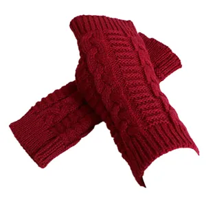 Weinrote fingerlose Strickhandschuhe mit Zopfmuster für winterliche Wärme und Komfort.