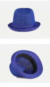 Λεπτομερής άποψη μπλε καπέλου fedora με αναπνεύσιμο πλέγμα και εσωτερική υφή.