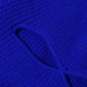 Primo piano di un passamontagna blu lavorato a maglia con trama a coste e apertura
