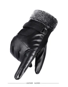Gros plan de gants d'hiver en cuir PU noir avec revers en fausse fourrure et bouts tactiles