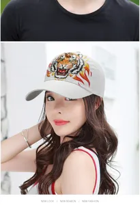 Nahaufnahme einer weißen Mesh-Baseballkappe mit stilisiertem Tigerprint auf einem Model.