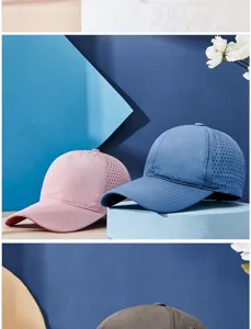 Nahaufnahme von rosa und blauen atmungsaktiven Mesh-Baseballkappen für den Sommersport