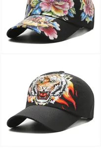 Nahaufnahme von atmungsaktiven Mesh-Baseballkappen mit Blumen- und Tigerkopf-Prints