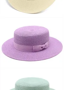 Vista verticale con cappelli di paglia viola, beige e menta con fiocchi di nastro