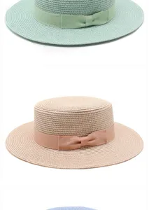 Primo piano dettagliato di un cappello di paglia da donna con un nastro decorativo a fiocco