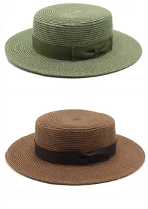 Vista ravvicinata di due cappelli di paglia verde oliva e marrone con fiocco