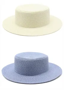 Dettaglio ravvicinato di cappelli paglietta a cima piatta color crema e azzurro
