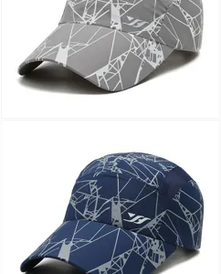 Dettaglio di due cappellini da baseball traspiranti con stampa geometrica in grigio e blu navy.