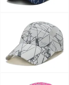 Dettaglio del cappellino da baseball leggero e traspirante con motivo a linee