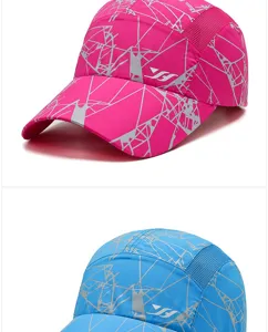 Dettaglio di cappellini sportivi leggeri rosa e blu con motivi a linee geometriche