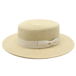 Cappello di paglia a testa piatta da donna con fiocco per la protezione solare estiva.